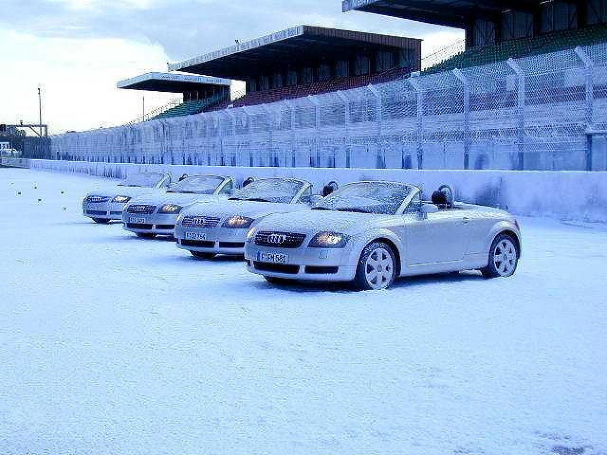Audi TT Foto shoot using fake snow